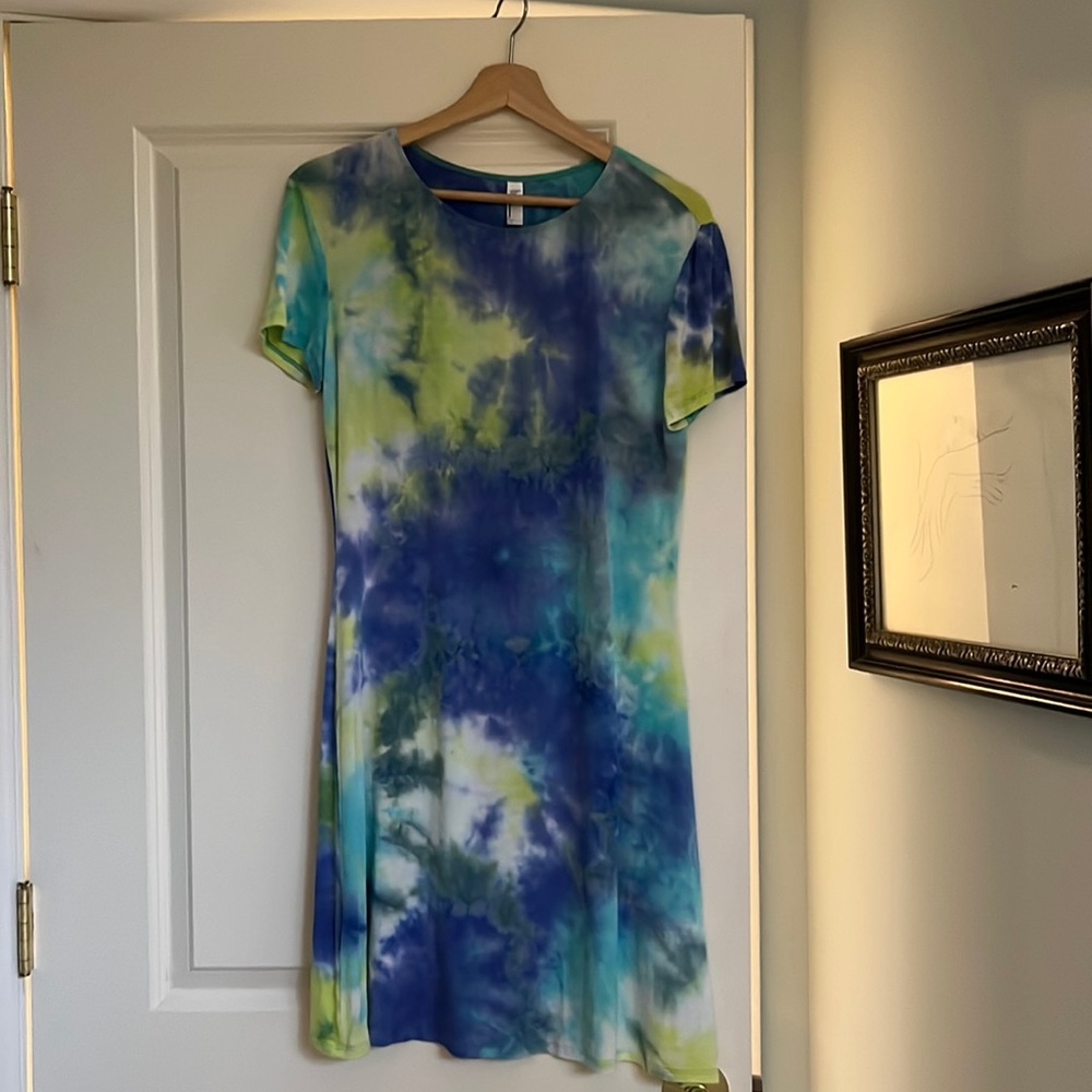 American Apparel Tie Dye midi dress in size large. Worn once like brand new!💙💚
